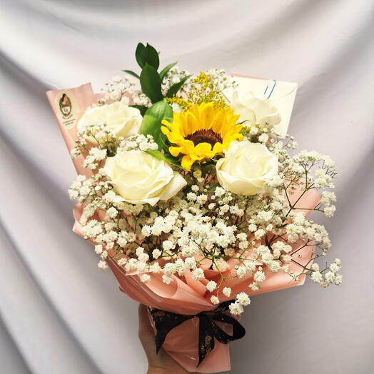 Buquê de 4 Rosas Brancas e Girassol