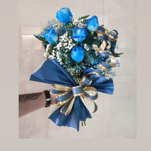 Buquê com 5 rosas azul