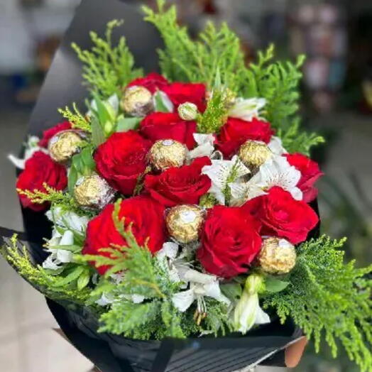 Buquê 12 Rosas com 8 Ferreros Rocher