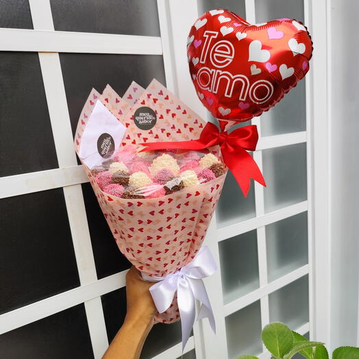 Buquê de chocolate com morangos e uvas Sensação + Pelucia, Balão coração e Bilhete