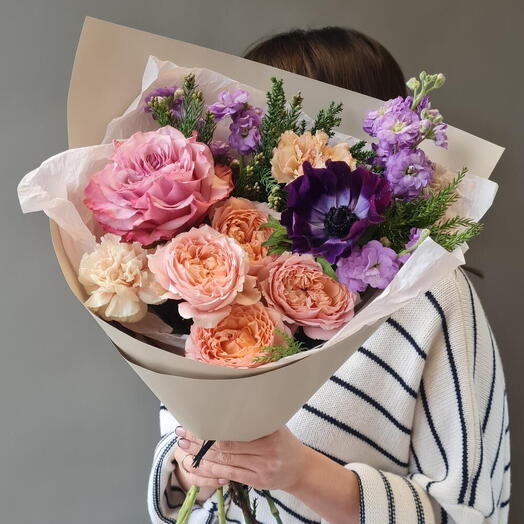 Buquê de flores frescas com anêmona e pêonias rosa