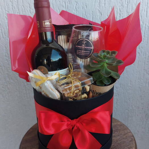 Cesta box com vinho e petiscos vermelha
