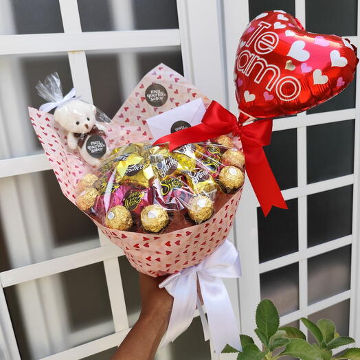 Buquê de chocolate Ouro Branco, Sonho de Valsa e Ferrero Rocher Presente Afeto + Pelucia, Balão coração e Bilhete