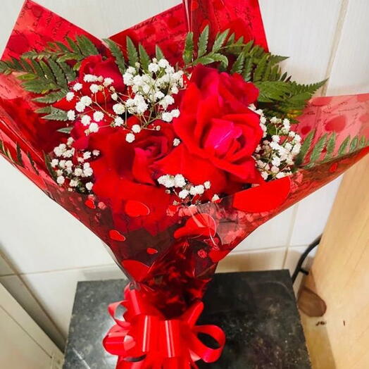 Buquê com 4 Rosas Vermelhas