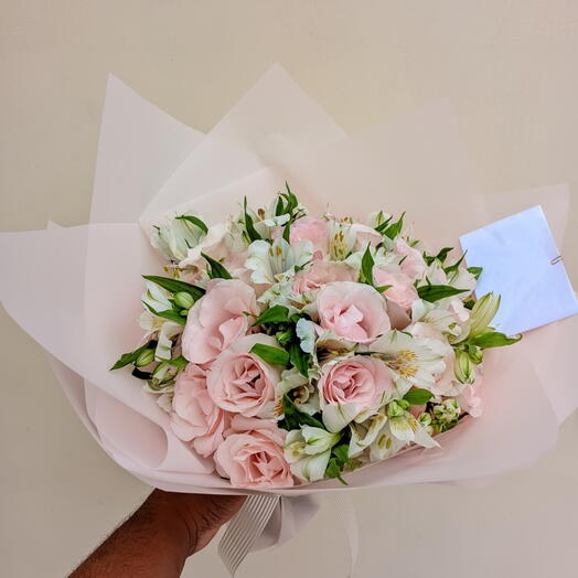 Buquê de Rosas Cor-de-Rosa e Astromelias