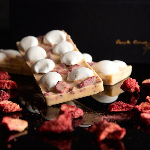 Barra de Chocolate Branco com suspiros e crisps de morango