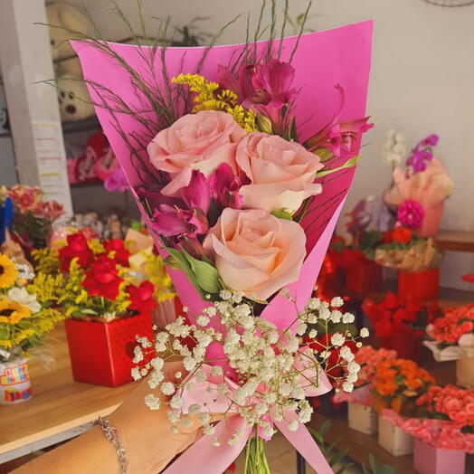 Mimo Princesinha C/ 3 Rosas e 2 astrmelias