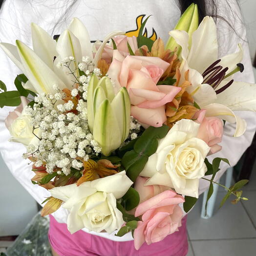 Buquê de Noiva com Rosas e Lirios