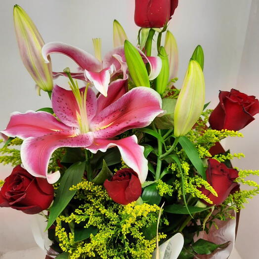 Lirio com Rosas no Arranjo