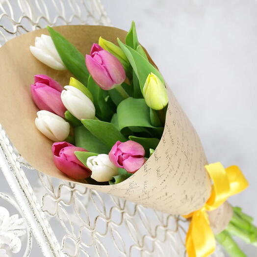 Buquê de 10 tulipas multicoloridas em artesanato