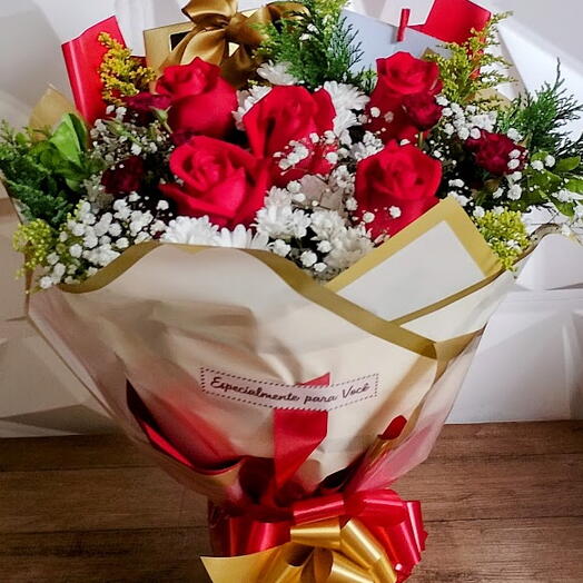 Buquê 6 Rosas Vermelhas com Caixa de Chocolate