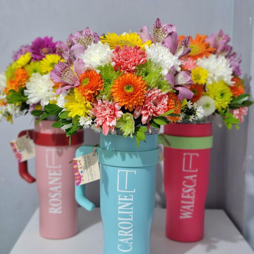 Buque de flores no copo