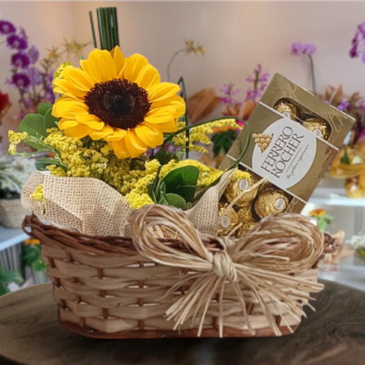 GIRASSOL NA CESTA DUPLA DE VIME E CAIXA DE BOMBOM FERRERO ROCHER DE 8 UNIDADES