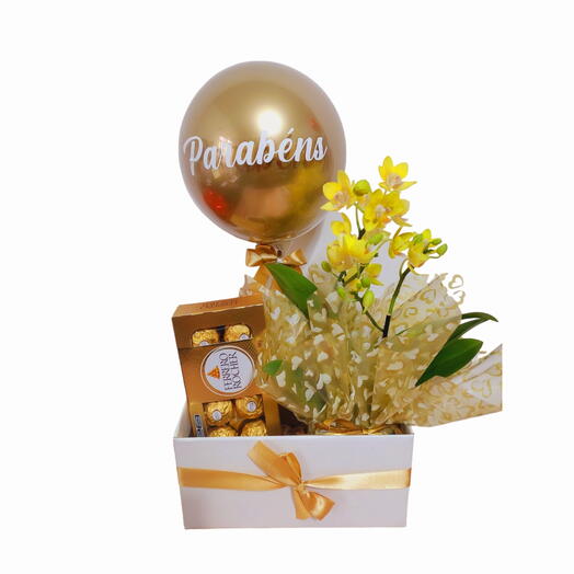 Cesta Parabens com flores e chocolate