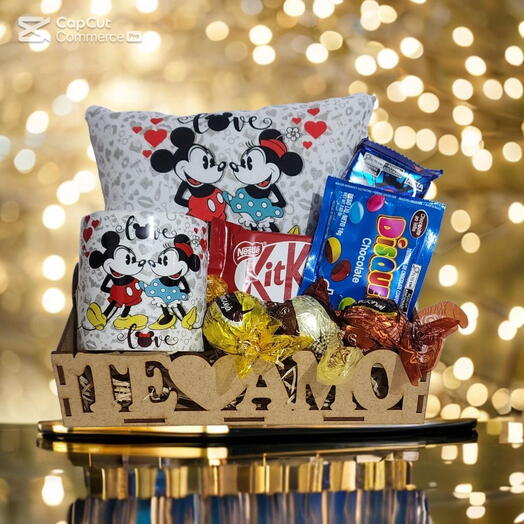Cesta de Chocolates "Te Amo" com Caneca e Almofada "Love" Mickey e Minnie