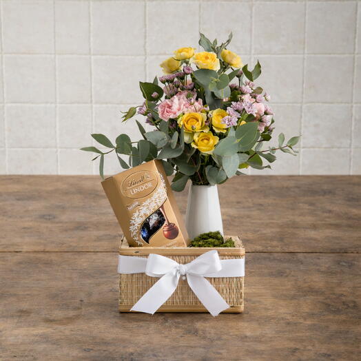 Kit Especial com Flores em Tons Amarelos e Trufas Lindt | La Floricultura