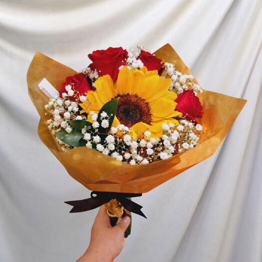 Buquê de 4 Rosas Vermelhas e Girassol