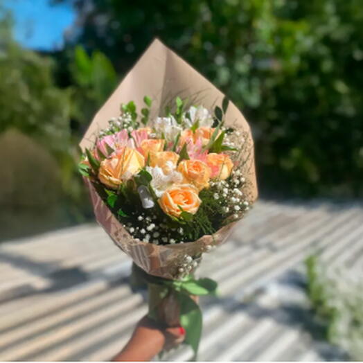 Buquê Premium com Rosas Cha e Astromelias – Elegância, Sentimento e Sofisticação