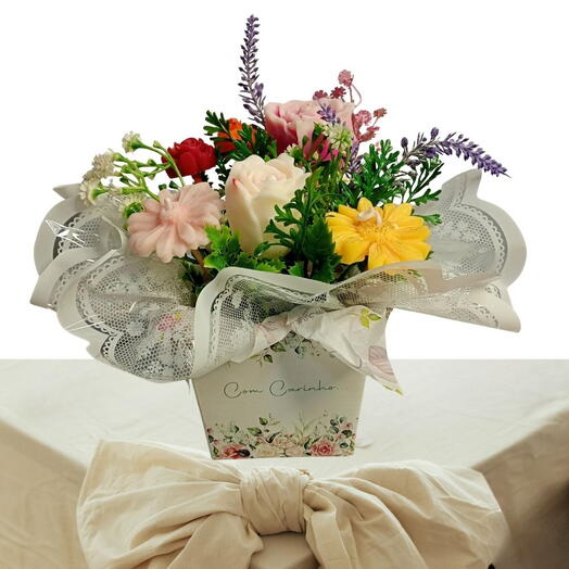 Kit com Carinho Arranjo Floral Doçura Premium Media