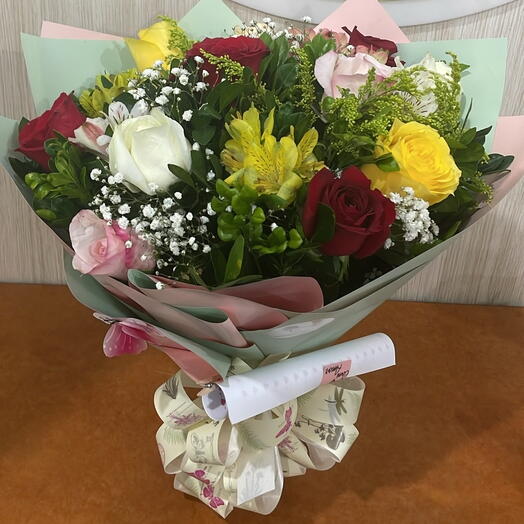 Buquê com12 Rosas Coloridas com Todo Acabamento