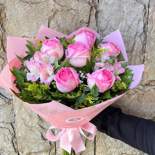 Buquê 6 Rosas Claras com Astromelias