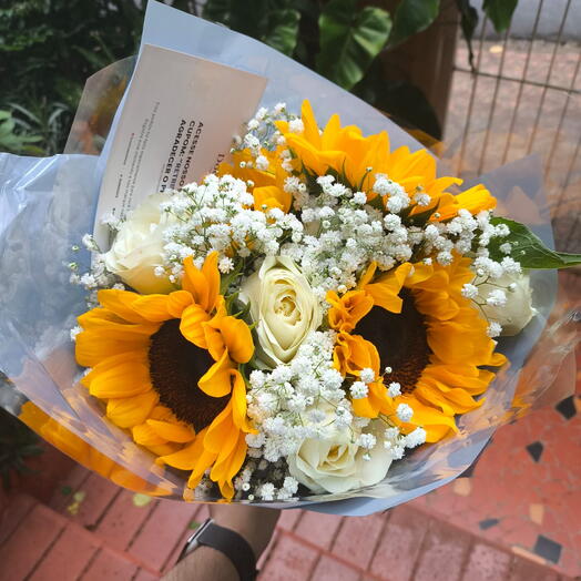 Buquê de 6 Rosas Brancas e 3 Girassol