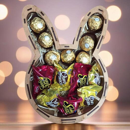 Cesta Especial Cabeça De Coelho/Com Ferrero Rocher, Sonho de Valsa E Ouro Branco