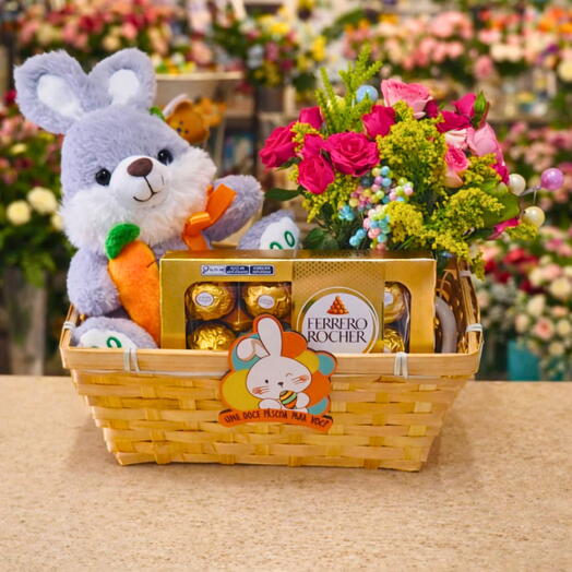 Cesta Pascoa com coelho pelucia, flores e chocolate