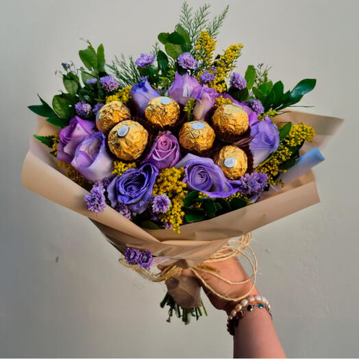 Buquê Doce Ferrero Lilas – Encanto, Doçura e Emoção em Cada Detalhe
