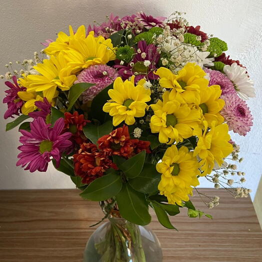 Vaso de vidro com flores do campo