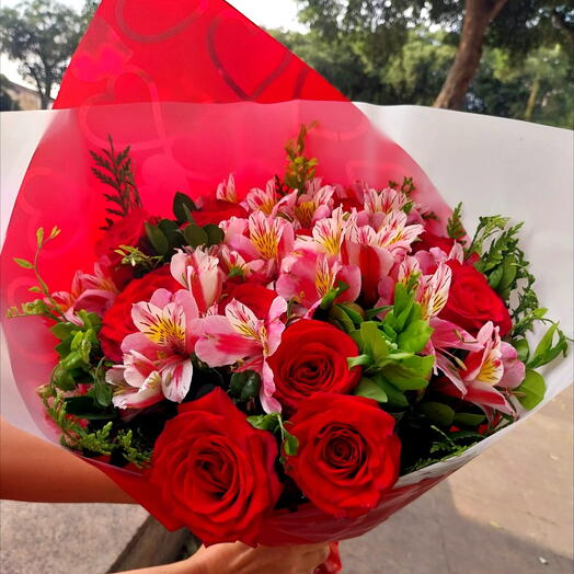 Buque Luxo com 12 Rosas e Astromelia