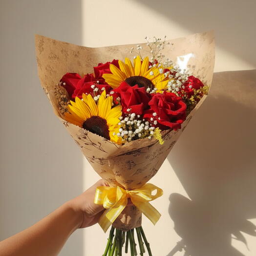 Buque com 7 rosas e 3 girassois