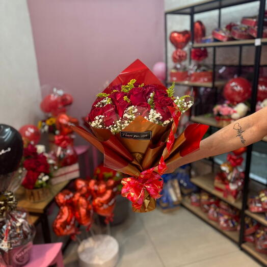 Buquê de Luxo com 12 Rosas Vermelhas