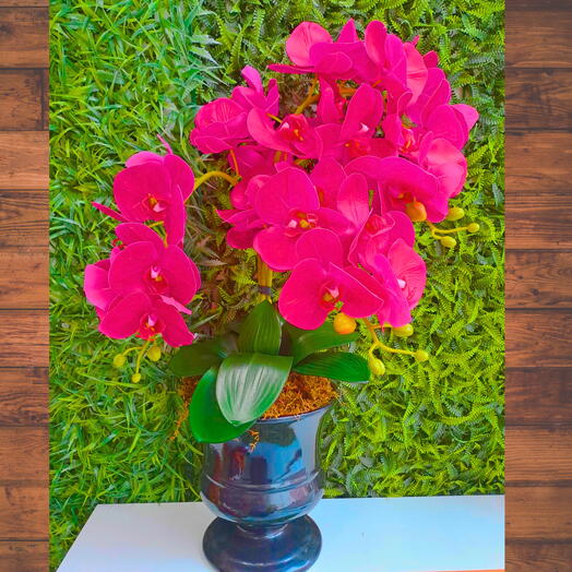 Arranjo com 4 orquideas artificiais de silicone na cor pink no vaso preto