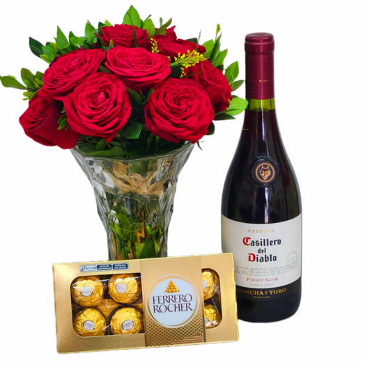 Arranjo de 12 Rosas com Chocolate e Vinho