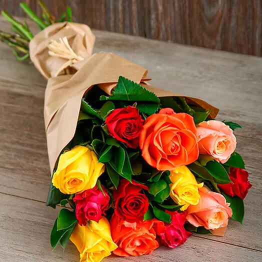 Buquê 12 Rosas Coloridas no Kraft