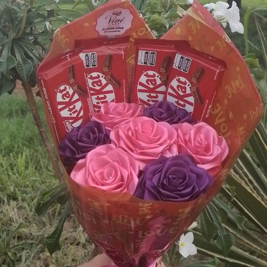 Buque de Rosas de Cetim com Kitkat