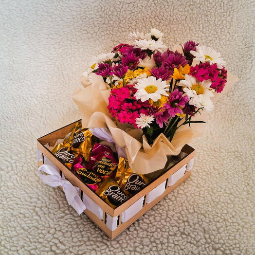 Cesta Passa Fita P em MDF com Flores do Campo e Chocolates