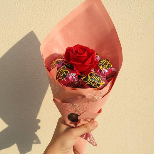 Buque de Bombom com Rosa Artificial