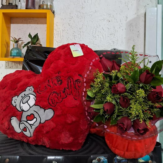 Buque com 12 Rosas Nacional com Coração.de Pelucia Tamanhog