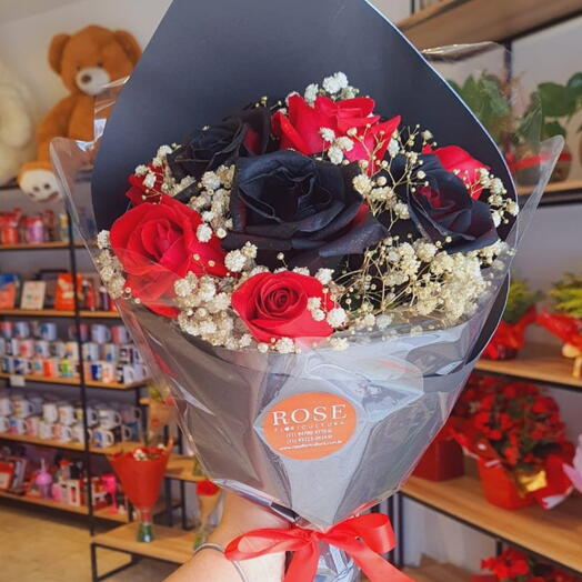 Buquê No Craft Preto C/ Rosas Vermelha e Preta