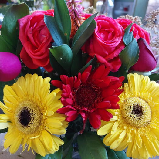 Arranjo Floral de Gerbera e Rosas