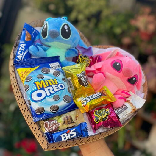 Cesta Casal Stitch com Chocolates