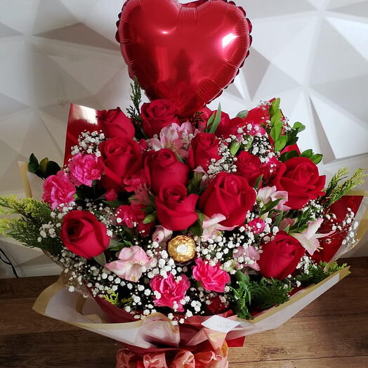 Buquê de Rosas Vermelhas com Balão
