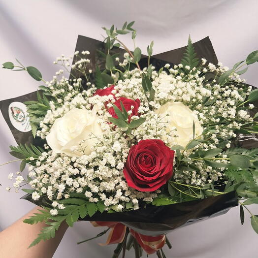 Buquê de 12 Rosas Vermelhas e Brancas