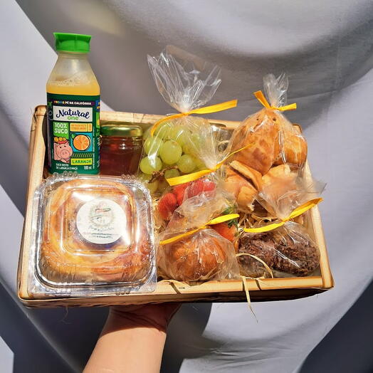 Mini Bandeja de Cafe da Manhã Simples com Salgados, Mel e Frutas