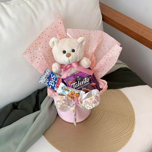 Cesta de chocolate com ursinho romântica para namorada