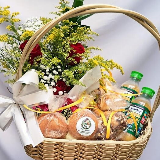 Cesta de Cafe com Salgadinhos, Mini Sonhos, Chocolates e Arranjo Floral