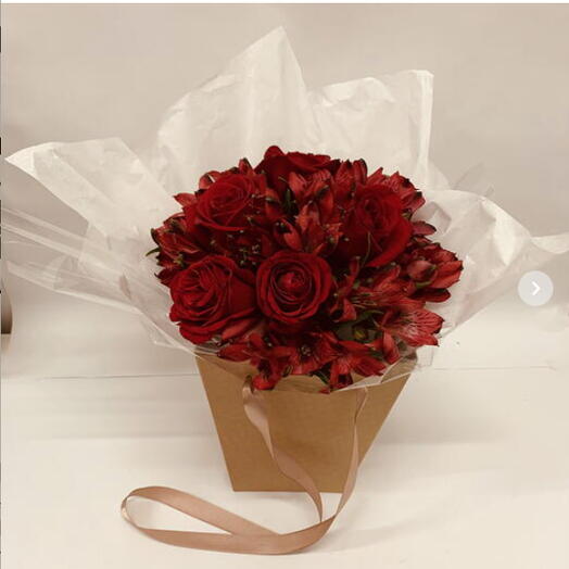Buquê em Tons de Vermelho na Caixa em Formato de Bolsa