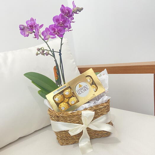 Orquidea com Chocolates na Cesta de Palha Luxo